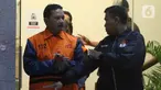Wali Kota Madiun, Maidi (kiri) dijaga petugas sesaat sebelum menuju mobil tahanan usai pemeriksaan intensif di Gedung Merah Putih Komisi Pemberantasan Korupsi (KPK0, Jakarta, Selasa (20/1/2026). Bersama dua orang lainnya, yakni Rochim Ruhdiyanto selaku orang kepercayaan Maidi dan Thariq Megah selaku Kepala Dinas PUPR Kota Madiun, Komisi Pemberantasan Korupsi (KPK) menetapkan Wali Kota Madiun, Maidi sebagai tersangka sekaligus melakukan penahanan. (Liputan6.com/Helmi Fithriansyah)