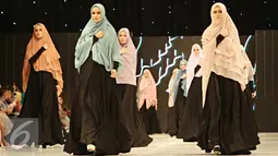 Para model membawakan busana muslim rancangan Si.Se.Sa: Syar'i for Urban, Jakarta, Rabu (10/2). Peragaan menampilkan 61 koleksi dalam tujuh rangkaian babak produk terbaru Si.Se.Sa dengan rentang warna pastel yang lebar. (Liputan6.com/Immanuel Antonius)