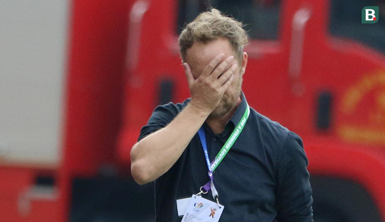 Ekspresi kecewa pelatih kepala Timnas Thailand U-23, Alexandré Pölking usai melakukan protes terhadap wasit saat laga semifinal sepak bola SEA Games 2021 antara Thailand melawan Indonesia di Stadion Thien Truong, Nam Dinh, Vietnam, Kamis (19/5/2022). (Bola.com/Ikhwan Yanuar)