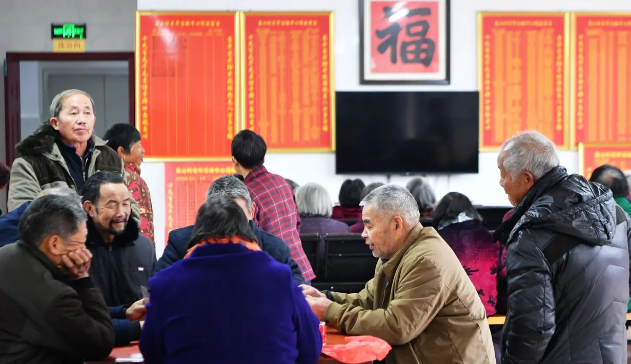 Orang-orang menikmati kegiatan rekreasional di sebuah kantin untuk warga lanjut usia (lansia) di Desa Yingshan, Kota Quanzhou, Provinsi Fujian, China pada 17 Desember 2020. Kantin lansia dikelola menggunakan donasi lokal, dengan para warga lokal yang menjadi sukarelawan. (Xinhua/Wei Peiquan)