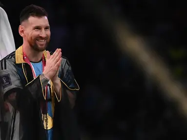 Lionel Messi bersama Timnas Argentina akhirnya berhasil menjuarai Piala Dunia 2022 setelah mengalahkan Prancis lewat adu penalti. (AFP/Franck Fife)