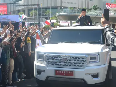 Presiden ke-7 Republik Indonesia, Joko Widodo (Jokowi) melambaikan tangan kepada warga saat melintasi Kawasan Bundaran Hotel Indonesia, Jakarta, Minggu (20/10/2024). (merdeka.com/Arie Basuki)