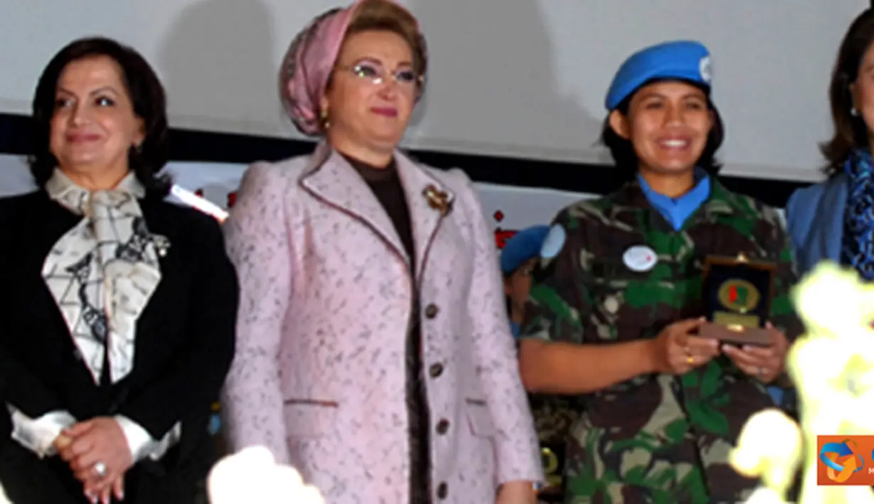 Citizen6, Lebanon: Pemberian tanda penghargaan diberikan kepada salah satu perwakilan Wanita TNI pada acara peringatan Hari Wanita yang diselenggarakan oleh pemerintahan Lebanon bekerjasama dengan UNIFIL. (Pengirim: Badarudin Bakri)