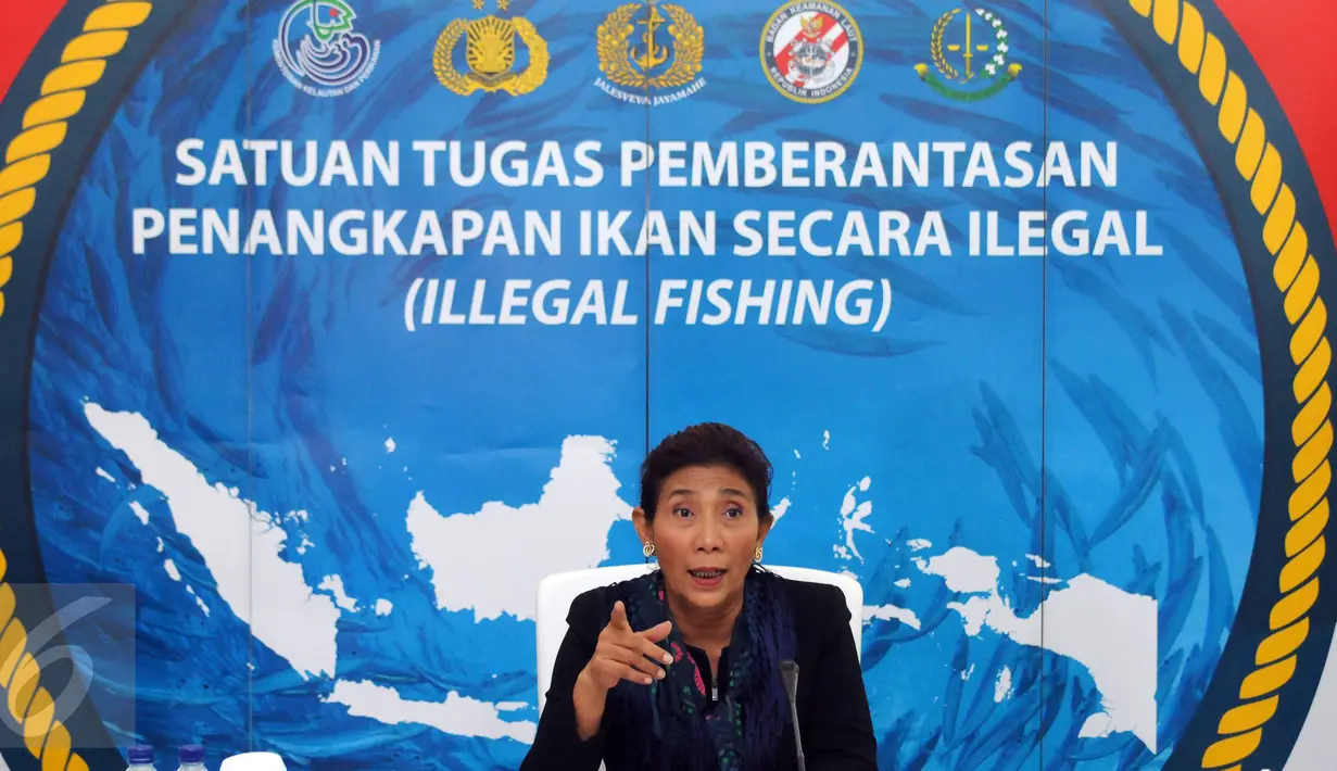 Menteri Kelautan dan Perikanan, Susi Pudjiastuti memberikan keterangan di Gedung Mina Bahari IV, Jakarta, Senin (29/8). Menteri Susi memaparkan sejumlah perkembangan penanganan kasus tindak pidana perikanan. (Liputan6.com/Helmi Fithriansyah)