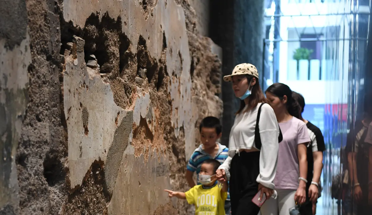 Para turis mengunjungi kota kuno Nantou di Distrik Nanshan, Shenzhen, Provinsi Guangdong, China selatan (29/8/2020). Baru-baru ini, sebuah area peragaan dari proyek peremajaan kota kuno Nantou dibuka untuk umum. (Xinhua/Mao Siqian)