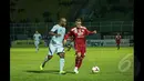 Penyerang Arema Cronus, Cristian Gonzales (kanan) mengontrol bola saat laga melawan Persela Lamongan di SCM Cup 2015, Stadion Kanjuruhan Malang, Selasa (20/1/2015). Arema menang 2-1 atas Persela Lamongan. (Liputan6.com/Faizal Fanani)