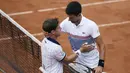 Petenis Argentina, Diego Schwartzman, mengucapkan selamat kepada petenis Serbia, Novak Djokovic pada Prancis Terbuka 2017 di Stadion Roland Garros, Paris, Jumat (02/06/2017). (AFP/Lionel Bonaventure)