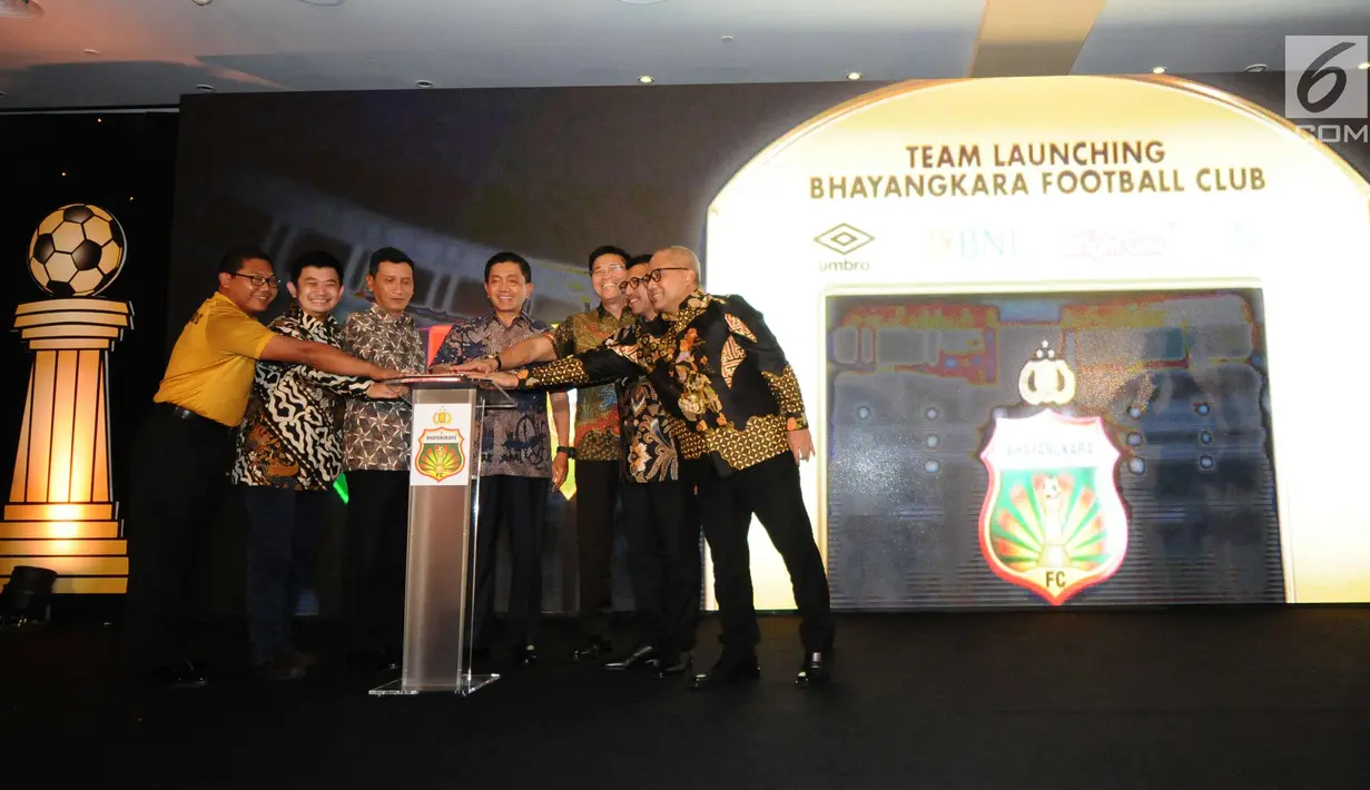 Irwasum Polri Komjen Putut Eko Bayuseno (tengah) bersama CEO Bhayangkara FC, Irjen Royke Lumowa (ketiga kanan) menekan tombol peluncuran tim Bhayangkara FC di Jakarta, Jumat (23/2). (Liputan6.com/Helmi Fithriansyah)