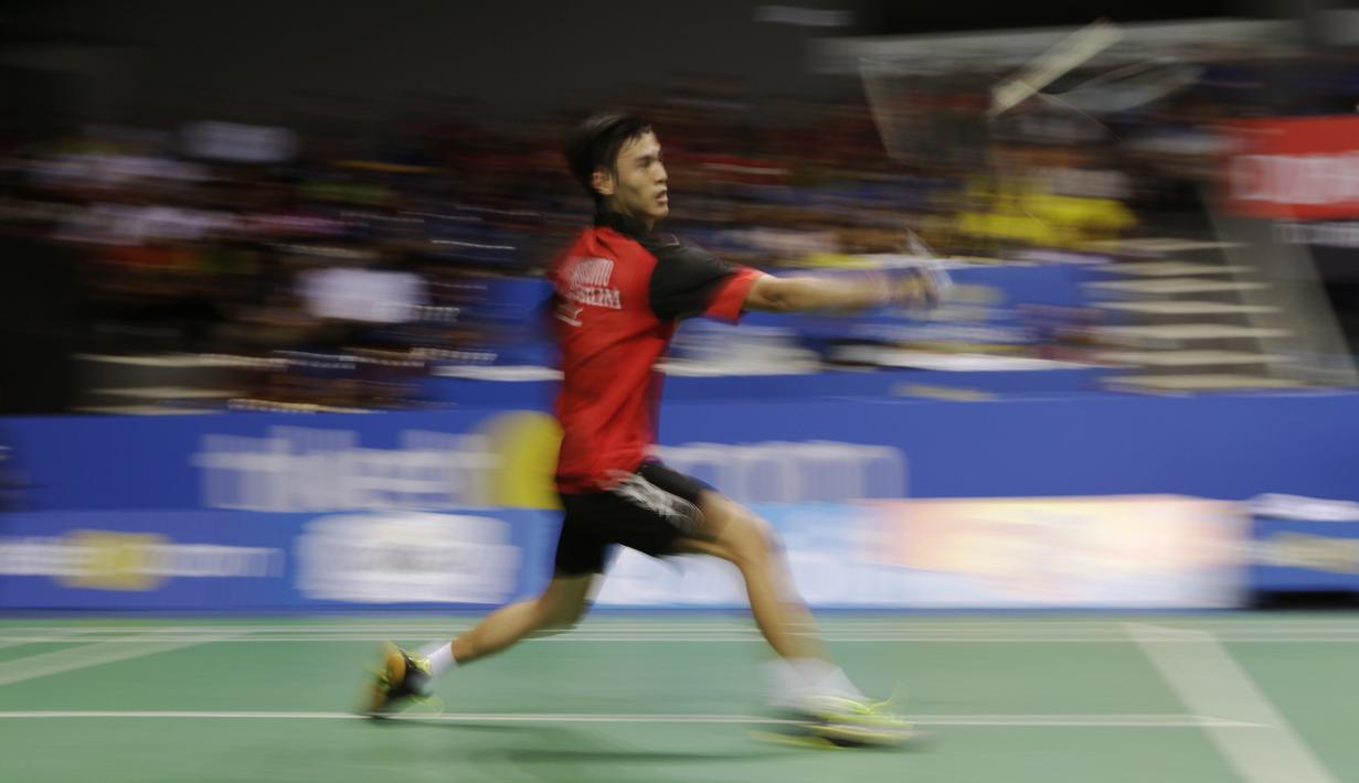 Pebulutangkis PB Djarum, Shesar Hiren mengembalikan kok kearah pebulutangkis SGS PLN Bandung, Anthony Ginting pada Kejurnas Beregu Campuran di Britama Arena, Jakarta, Kamis (20/12). Shesar berhasil mengalahkan Anthony. (Bola.com/Yoppy Renato)