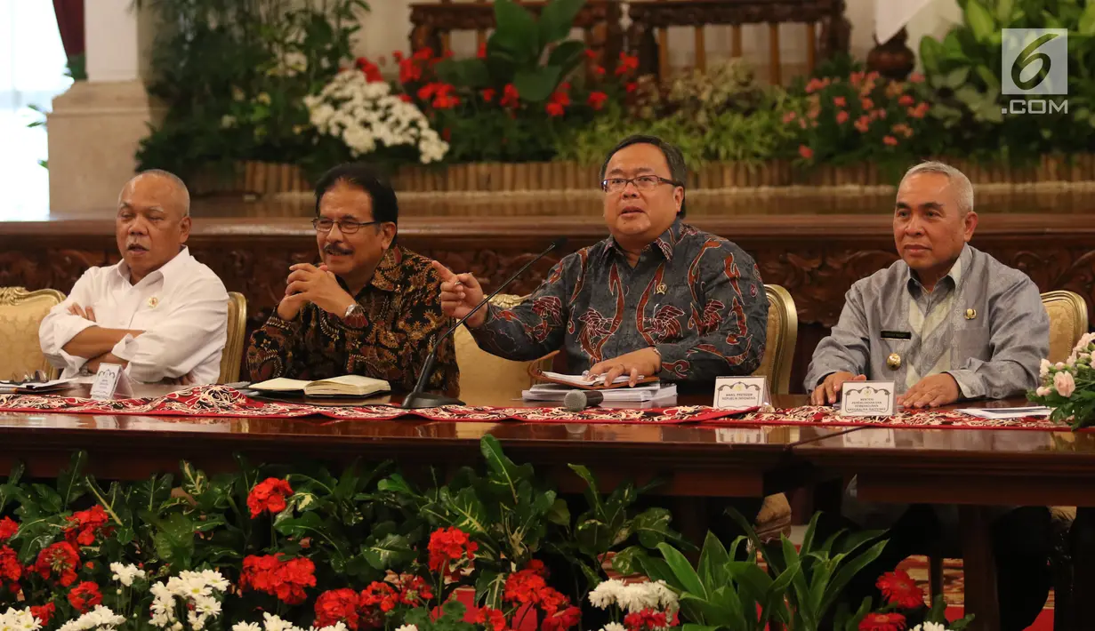 Menteri PPN/Kepala Bappenas Bambang Brodjonegoro (kedua kanan) memberikan keterangan pers terkait pemindahan Ibu Kota di Istana Negara, Jakarta, Senin (26/8/2019). Pemerintah berkomitmen tidak akan menggunakan APBN yang bersumber dari penerimaan pajak. (Liputan6.com/Angga Yuniar)