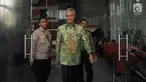 Gubernur Jawa Tengah Ganjar Pranowo berjalan keluar usai diperiksa di gedung KPK, Jakarta, Selasa (4/7). Mantan Wakil Ketua Komisi II DPR itu diperiksa sebagai saksi untuk kasus dugaan korupsi proyek pengadaan e-KTP. (Liputan6.com/Helmi Afandi)
