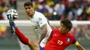 Gelandang Korea Selatan, Koo Ja-cheol (depan), berusaha melewati pemain belakang Aljazair, Carl Medjani, saat berlaga di penyisihan Piala Dunia 2014 Grup H di Stadion Beira Rio, Porto Alegre, Brasil (23/6/2014). (REUTERS/Damir Sagolj) 