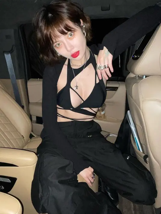 Tampil sebagai cewek mamba, HyunA memamerkan perut ratanya dengan cutout top. Dipadukan dengan cargo pants dan long sleeve. [instagram/hyunah_aa]