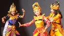 Drama tari turunnya Bhagavad Gita ditampilkan pada perayaan Gita Jayanti yang digelar International Society for Krishna Consciousness (Iskon) di Jakarta, Sabtu (24/12). (Liputan6.com/Helmi Afandi)