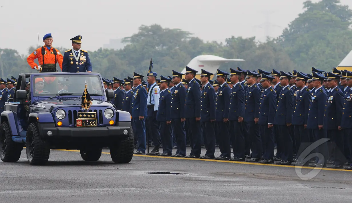 Kepala Staf Angkatan Udara (Kasau) Marsekal TNI Agus Supriatna melakukan inspeksi pasukan saat bertindak sebagai inspektur upacara HUT ke-69 TNI AU di Pangkalan Udara Halim Perdanakusuma, Jakarta, Kamis (9/4/2015). (Liputan6.com/Herman Zakharia)