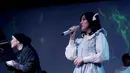 Nyayikan lagu Disney, Part of Your World, suara merdu Sivia Azizah dan Ify Alyssa berhasil menghipnotis penonton. Kembali nyanyi bareng setelah tidak lagi tergabung dalam grup Blink, kebersamaan keduanya obati rindu penggemar. Ciptakan sebuah kolaborasi yang apik, detik-detik Ify Alyssa naik ke atas panggung disambut riuh dan tepuk tangan dari penonton. (Liputan6.com/IG/@siviazizah)