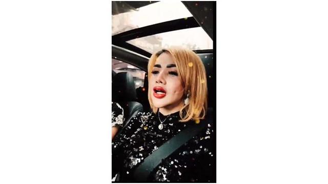 Usai sulam bibir, Barbie juga mengaku kesusahan makan lantaran efek sakit yang masih dirasakannya.