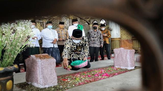 Istilah 'Ngetan' dan 'Masantren' Dalam Ziarah Ridwan Kamil ke Makam Mbah Kholil Bangkalan Madura