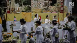 Rangkaian prosesi upacara Tawur Agung Kesanga 2019 di Pura Aditya Jaya Rawamangun, Jakarta, Rabu (6/3). Prosesi Tawur Agung merupakan rangkaian perayaan Hari Raya Nyepi Tahun Baru Saka 1941. (Liputan6.com/Faizal Fanani)