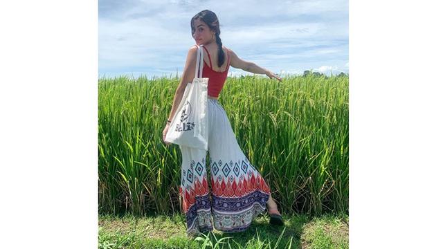 6 Gaya Sederhana Nora Alexandra Di Pinggir Sawah Lepas Penat Hot Liputan6 Com