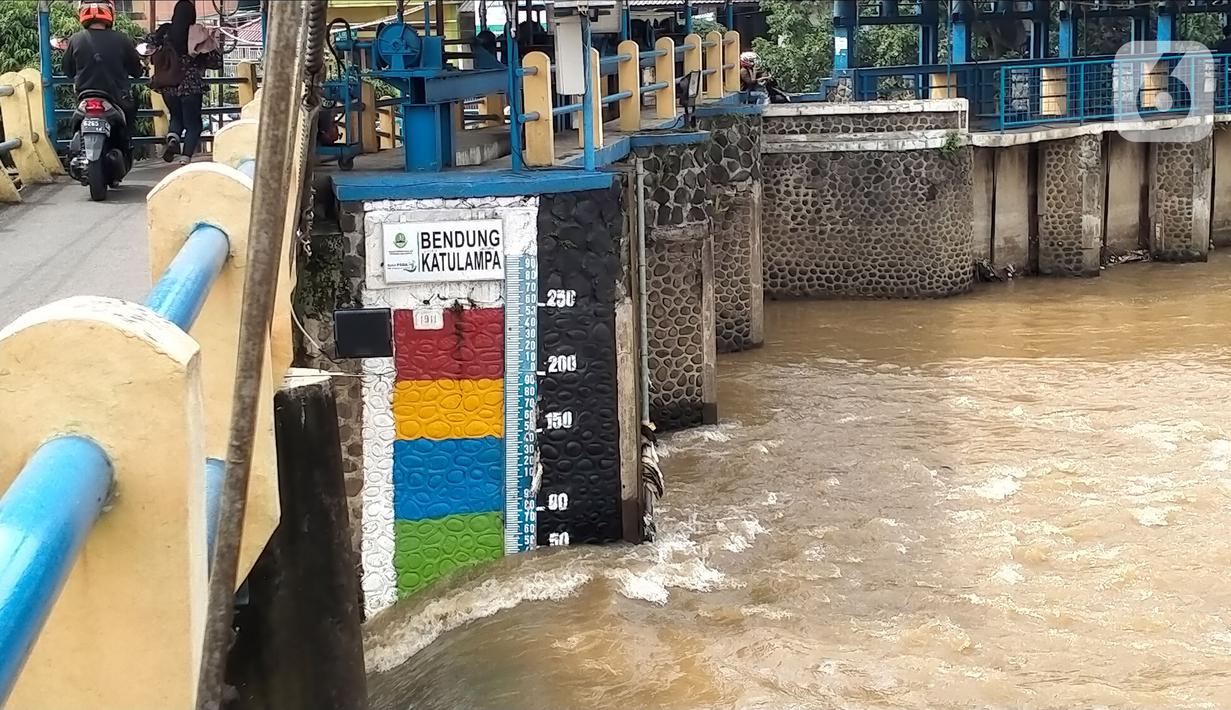 Kondisi Bendung Katulampa, Bogor, Jawa Barat, Senin (10/10/2022). Setelah sebelumnya tinggi muka air (TMA) mencapai 220 Cm dengan status Siaga 1, pada pukul 13.23 WIB Bendung Katulampa terpantau kembali pada status normal. (Liputan.com/Magang/Aida Nuralifa)