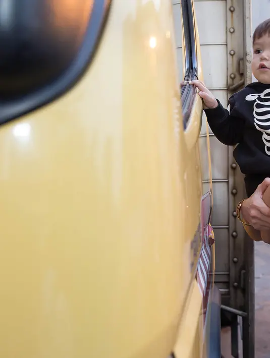 Jessica yang mengetahui kesukaan anaknya mengikuti El berjalan ke arah Truk yang sedang di parkir di kawasan Epicentrum, Jakarta Selatan, Rabu (17/2/2016). (Dezmond Manullang/Bintang.com)