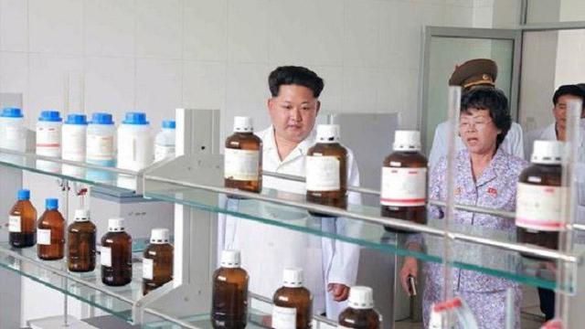Kim Jong-un mengunjungi Pyongyang Bio-technical Institute, Juni 2015 (Rodong Sinmun)