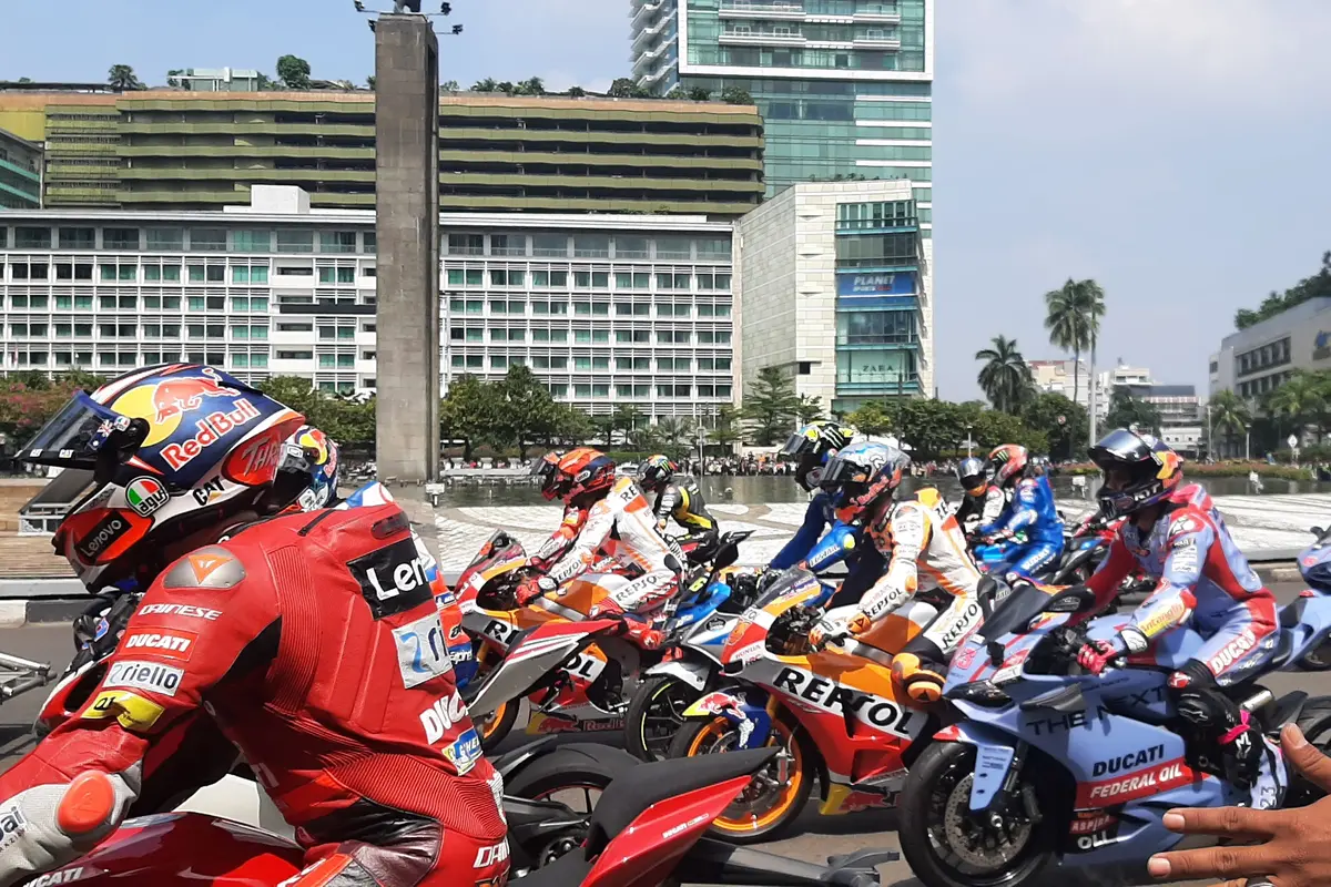 Sejumlah pembalap MotoGP melakukan parade dari Jalan Medan Merdeka Utara atau depan Istana Merdeka menuju Bundaran Hotel Indonesia (HI) Jakarta, Rabu (16/3/2022).