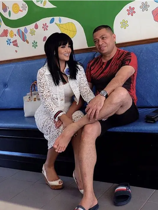 Foto yang sama juga diunggah oleh Krisdayanti dalam akun Instagramnya. Berbagai pujian dari netizen terkait celana yang dikenakan tersebut. "Mimi cucooo pokonya mah dah di pakein apa baee pantes" tulis alinsaputra7890. (Instagram/krisdayantilemos)