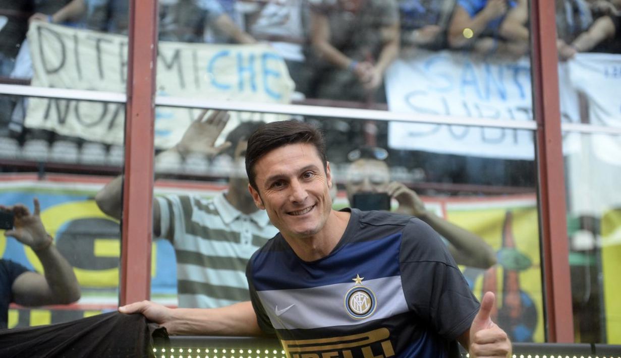 4. Javier Zanetti - Legenda sepak bola Serie A yang begitu dihormati dengan kedewasaan saat berlaga di lapangan. Ini akibat dari senyuman yang sering diperlihatkan Zanetti saat dilanggar pemain lawan. (AFP/Olivier Morin)