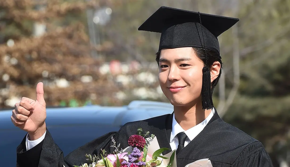 Kabar bahagia datang dari Park Bo Gum, lantaran pria berwajah tampan ini berhasil menyelesaikan pendidikan S1 di Universitas Mnyongji jurusan film dan teater. (Foto: soompi.com)