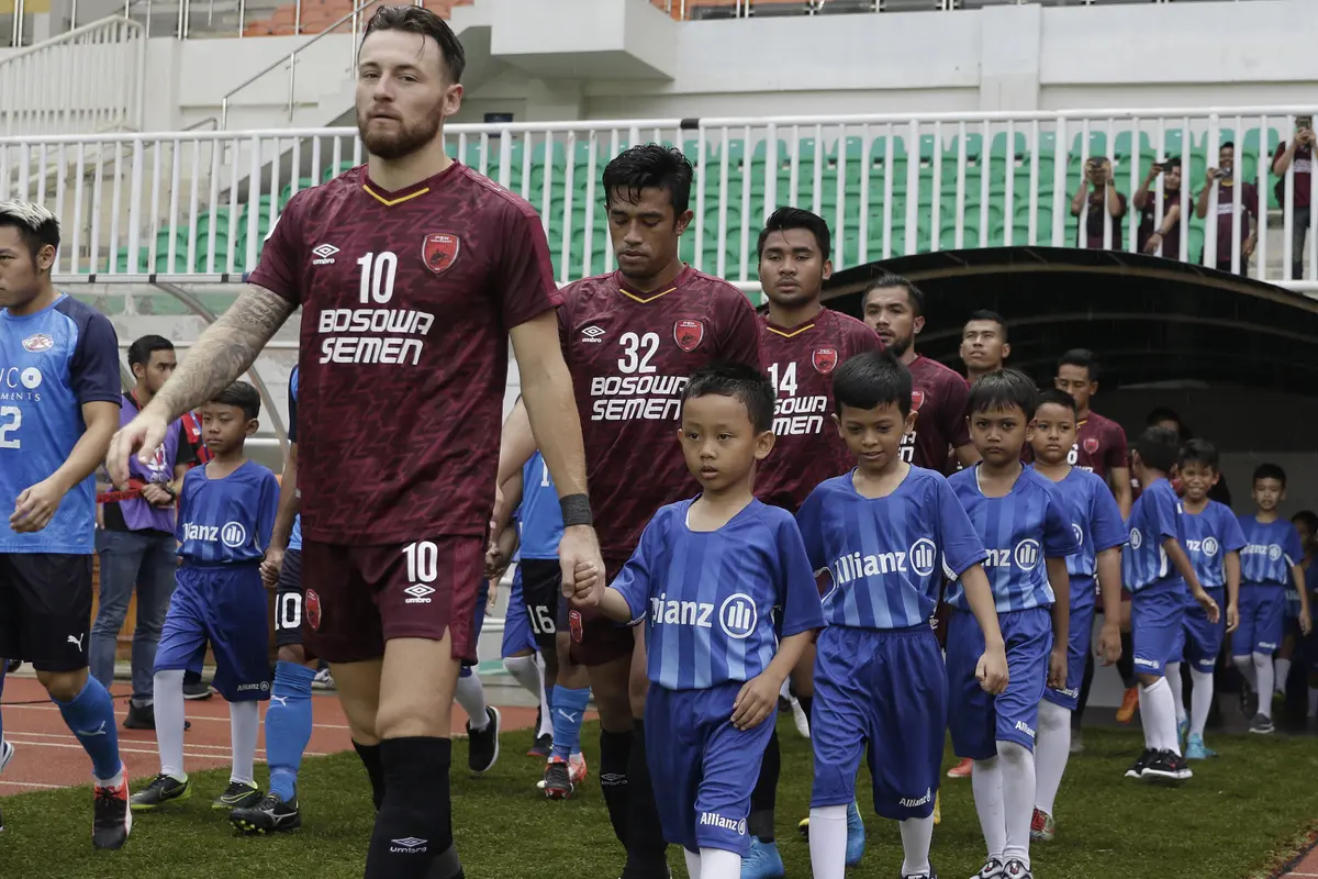 FOTO: Allianz Wujudkan Mimpi Putra Putri dari Suporter PSM Makassar