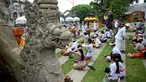 Umat Hindu Bali berkumpul untuk berdoa di sebuah pura untuk merayakan Hari Raya Galungan di Denpasar, pada tanggal 28 Februari 2024. (SONNY TUMBELAKA/AFP)