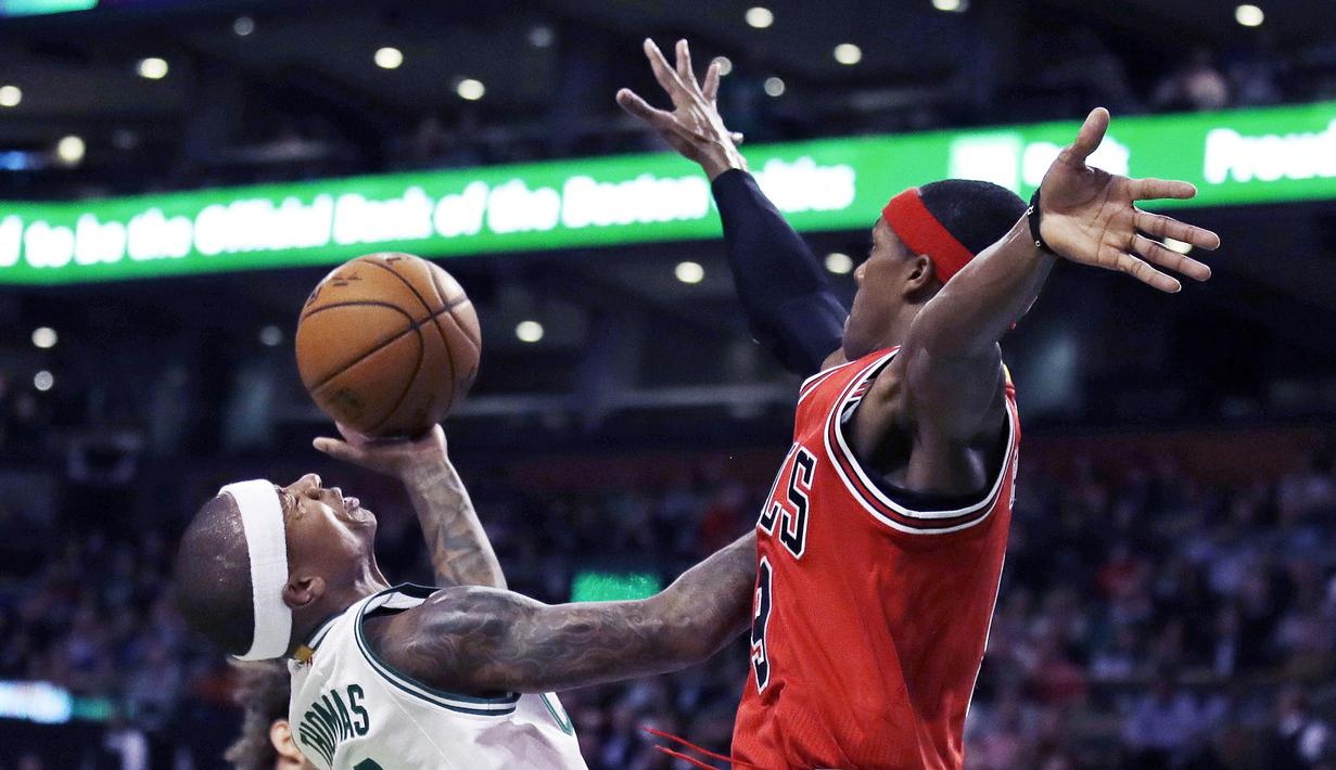 Aksi Boston Celtics, Isaiah Thomas #4 berusaha melewati pemain Chicago Bulls, Rajon Rondo #9 pada laga NBA basketball game di TD Garden, Boston, (2/11/2016). Boston menang 107-100.  (AP/Charles Krupa)