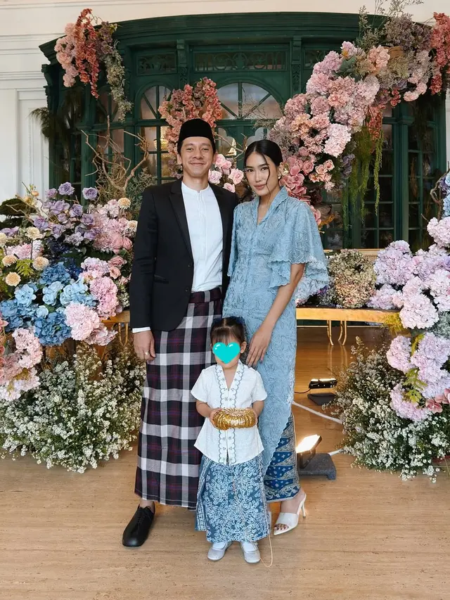6 Potret Kebaya Brokat Biru Pastel Alika Islamadina di Pernikahan Anak Alya Rohali