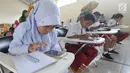 Pelajar mengikuti babak penyisihan lomba matematika dengan metode Gasing (Gampang Asyik & Menyenangkan) di SMKN 1 Leuwiliang, Selasa (8/1). Kegiatan itu guna meningkatkan mutu dan prestasi akademik siswa di daerah pra-sejahtera. (Merdeka.com/Arie Sunaryo)