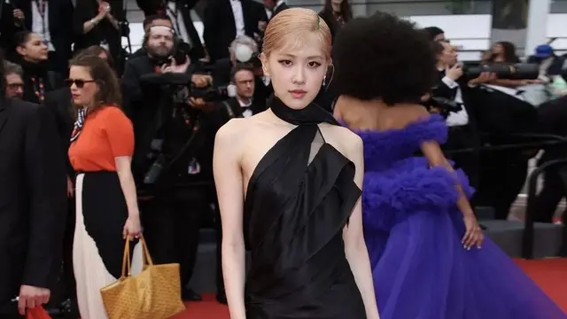 Gaya Rosé BLACKPINK Hadir Pertama Kali di Festival Film Internasional Cannes