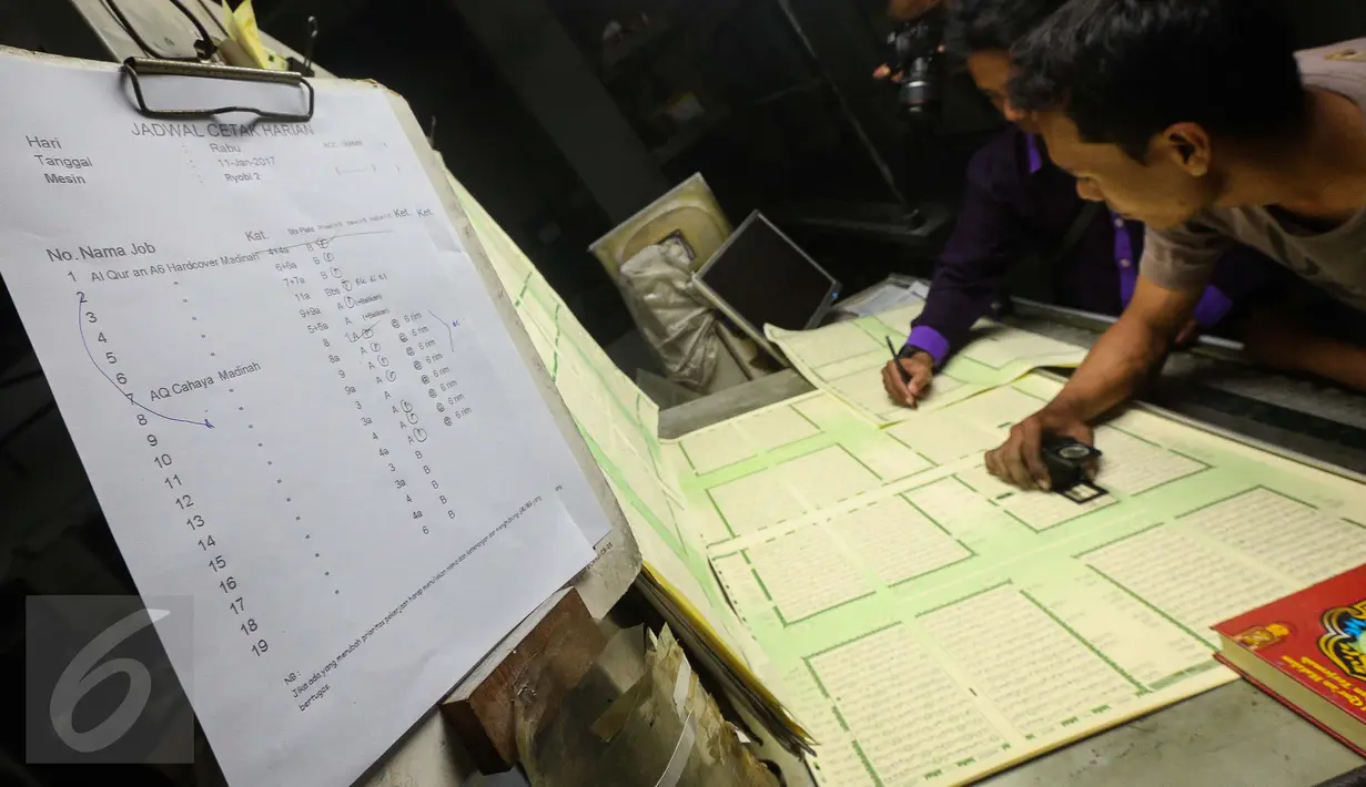 Pekerja memeriksa hasil cetak Alquran di Jakarta, Rabu (11/1). Kementerian Agama berharap tidak ada lagi penyalahgunaan limbah kertas percetakan Alquran yang digunakan sebagai bungkus makanan. (Liputan6.com/Faizal Fanani)