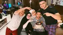Momen perayaan ulang tahun Fadil saat dirinya berusia 26 tahun. Keluarga Fadil terlihat rutin merayakan ulang tahun anggota keluarganya. (Instagram/@fadiljaidi)