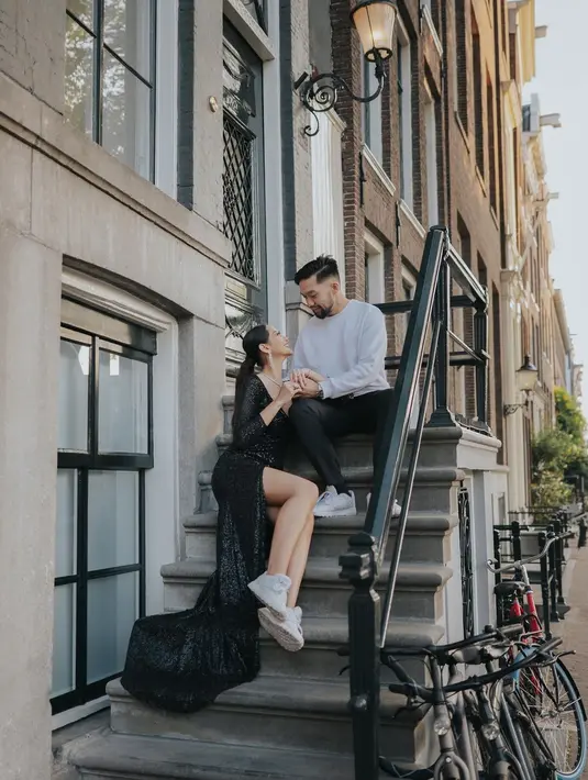 Gaun mewah tersebut dipasangkan dengan sneakers putih untuk memberikan kesan kasual, sekaligus kekompakan dengan busana sang calon suami.