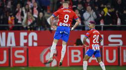 Selebrasi striker Girona, Artem Dovbyk (kiri) setelah mencetak gol pertama timnya ke gawang Alaves pada laga pekan ke-17 Liga Spanyol 2023/2024 di Montilivi Stadium, Girona, Selasa (19/12/2023) dini hari WIB. (AFP/Pau Barrena)