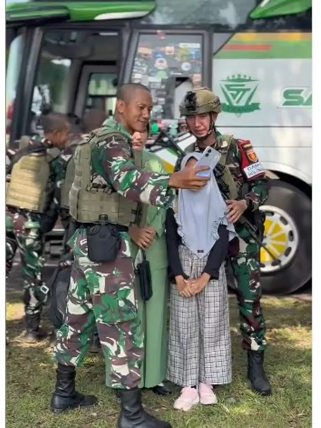 6 Potret Lettu Fardhana Diserbu Emak-Emak Minta Foto Bareng, Mendadak Banyak Fans