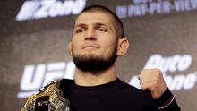 Khabib Nurmagomedov berpose dengan sabuk miliknya jelang konferensi pers di New York, AS (20/9). Nurmagomedov akan bertarung untuk pertama kalinya mempertahankan sabuk juara kelas ringan di UFC 229 melawan McGregor. (AP Photo/Seth Wenig)