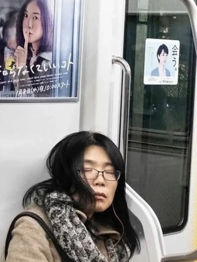 7 Momen Tak Terduga di Tempat Umum Ini Potretnya Bikin Tepuk Jidat