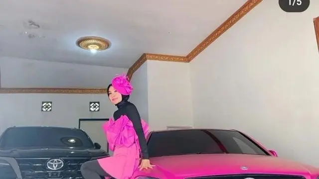 Viral istri pejabat Kementerian Sekretariat Negara pamer harta kekayaan di media sosial. (Twitter @PartaiSocmed)