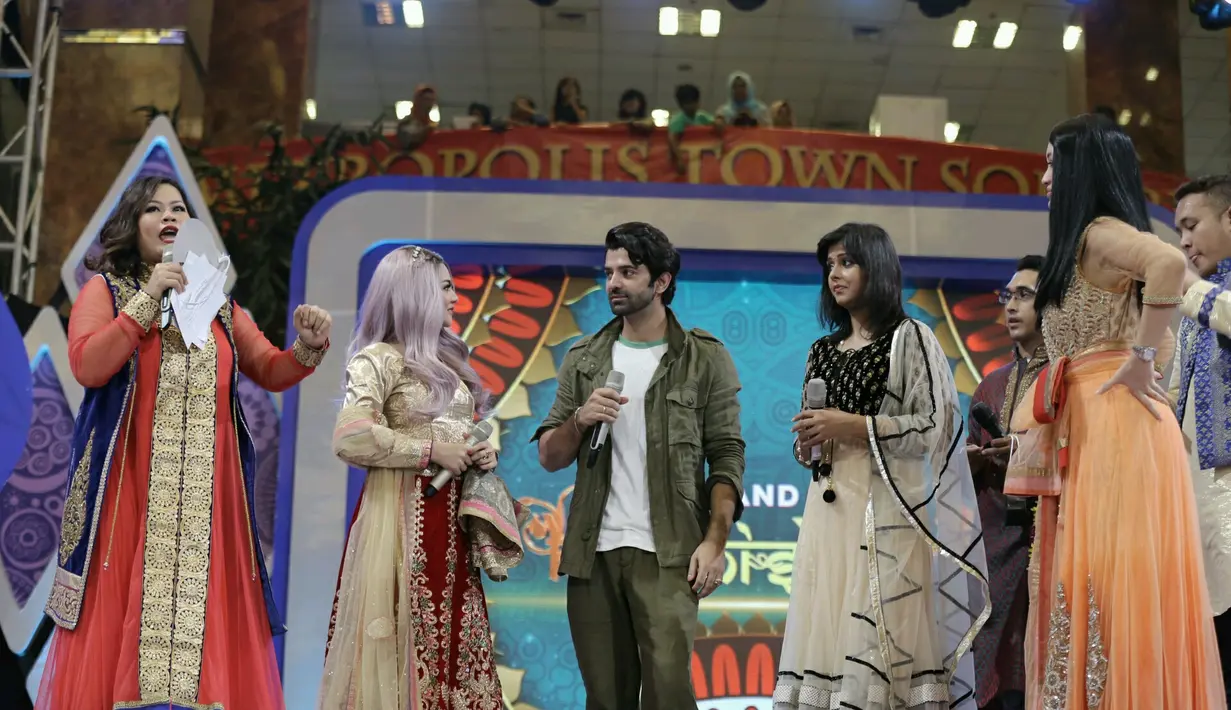 Barun Sobti dan Dalljiet menggelar meet and greet Khushi Stars dengan para fansnya di Indonesia. Jumat (14/4/2017) acara digelar di Mall Metropolis Town Square, Tangerang pukul 14.30 WIB. (Galih W. Satria/Bintang.com)