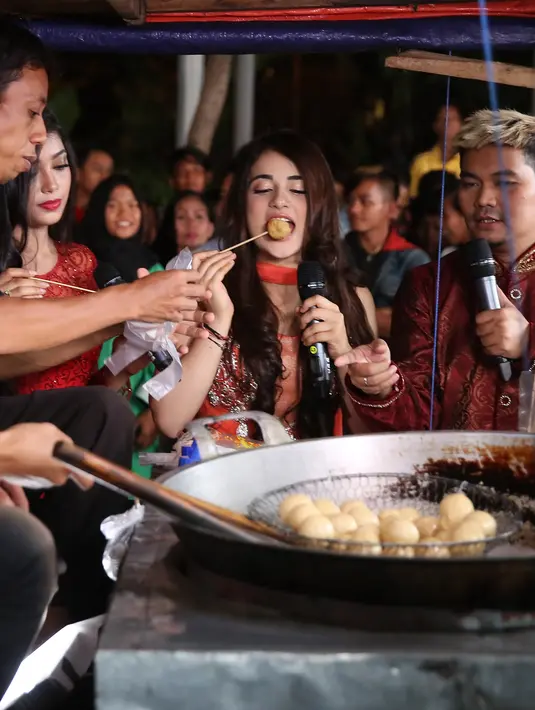 Setelah sebelumnya ia mencicipi makanan khas Jakarta, Kerak Telor, Radhika juga mencoba makanan yang cukup hits, yakni tahu bulat. Terlihat di dalam foto, Radhika bersama Indra Bekti sedang makan tahu bulat itu. (Bambang E. Ros/Bintang.com)