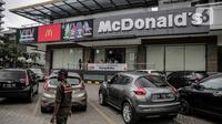 Suasana gerai makanan cepat saji McDonals's komplek pusat perbelanjaan Sarinah, Jakarta, Jumat (8/5/2020). Gerai pertama McDonals's di Indonesia yang telah beroperasi hampir 30 tahun itu akan ditutup permanen pada 10 Mei 2020. (Liputan6.com/Faizal Fanani)