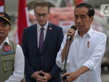 Presiden Joko Widodo memberikan keterangan saat melepas bantuan tahap tiga untuk penanganan gempa di Turki dan Suriah di di Base Ops Lanud Halim Perdana Kusuma, Jakarta, Selasa (21/2/2023). Bantuan Logistik dari Pemerintah Indonesia dibawa menggunakan pesawat ke Turki dan dua pesawat ke Suriah. Bantuan akan langsung diberikan kepada pemerintah negara tersebut. (Liputan6.com/Faizal Fanani)