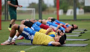 Para pemain Iran melakukan peregangan pada sesi latihan di Antalya, Turki pada 19 Mei 2026. Timnas Iran tiba di Turki pada 19 Mei 2026 untuk mengikuti training camp sebelum Piala Dunia 2026. (Oner SAN / AFP)